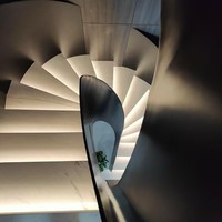 Escalier en acier mat courbé sur mesure avec rampe en fer forgé, escalier moderne sûr et durable, décoratif pour les halls d'exposition