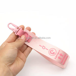 Dragonne courte rose tendance, personnalisable en couleur et taille, avec accroche-épingle, logo imprimé en soie en relief, pour téléphone et voiture - Product Image 2