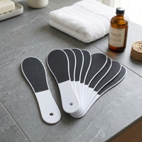 Râpe à pieds double face en plastique, grain 120/180, outil de pédicure à long manche, grattoir durable pour callosités, éliminateur de peaux sèches et épaisses pour pieds gercés