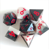 7 pièces par ensemble emballé dans PP sac jeux de rôle coin pointu résine dés avec papier bonbon