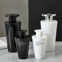 Flacon diffuseur carré en verre mat de luxe personnalisé de 500 ml avec bouchon à vis, emballage écologique pour les marques d'hôtels haut de gamme