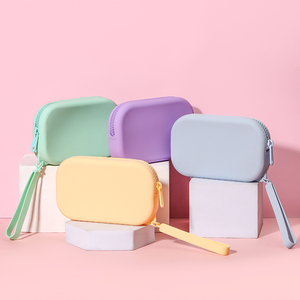 Бесплатный образец OEM: Женские мини-сумки с индивидуальным логотипом для путешествий, прочные водонепроницаемые силиконовые косметички - Product Image 2