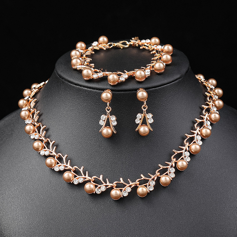 ชุดเซ็ตสามชิ้นสีน้ำตาล