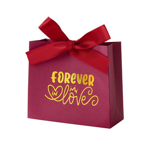 Caja <span class=keywords><strong>de</strong></span> cartón roja con estampado en caliente para <span class=keywords><strong>el</strong></span> Día <span class=keywords><strong>de</strong></span> San Valentín, con lazo, embalaje <span class=keywords><strong>de</strong></span> regalo, cierre inferior plegable con la inscripción LOVE en inglés - Product Image 4