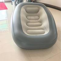 Fauteuil gonflable ergonomique avec surface floquée grise, intérieur gris, soutien doux, canapé gonflable individuel