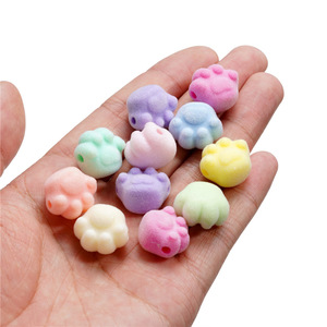Perles en forme de patte de chat floquées, mignonnes, pour la création de bijoux DIY, bracelets, chaînes de téléphone, perles en vrac, vente en gros, multicolores, pastel, toucher doux - Product Image 3
