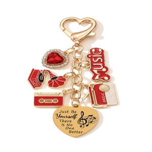 Portachiavi Smaltato a Forma di Cuore Rosso Cartone Animato con Nastro Musicale e Giradischi, <span class=keywords><strong>Serie</strong></span> Musicale, Ciondolo per Borsa, Regalo Personalizzato per Amici - Product Image 3
