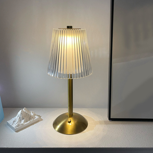 Lámpara de Mesa Decorativa Moderna con Pantalla de Cristal, Base de Latón, Interruptor de Botón, Luz LED Cálida Blanca, CRI 90, Bombilla AC E26 - Product Image 1