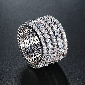 Anello con Cristalli a Forma di Fiore e Foglia per Donne, Elegante Accessorio Floreale per Uso Quotidiano e Feste - Product Image 2
