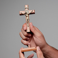 Statue religieuse en bois de crucifix avec médaille argentée de Jésus et de Saint Benoît - Décoration d'autel pour la maison pour les cadeaux religieux catholiques