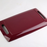Plateau de service rectangulaire en mélamine rouge 40x24x2.5cm avec poignée, compatible lave-vaisselle et micro-ondes, finition laquée, motif uni