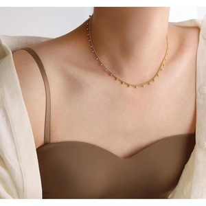 Collar de Joyería Antideslustre con Cuentas Doradas y Dijes, Cadena de Eslabones - Product Image 2