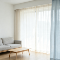 Tissu transparent aspect lin, naturellement ignifuge, filtrant en douceur les ondulations lumineuses |   Conforme à la norme NFPA 701 |   280 cm de large pour les projets commerciaux