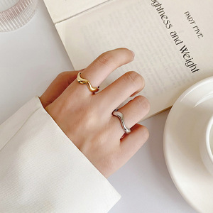 Bague en acier inoxydable plaqué <span class=keywords><strong>or</strong></span> <span class=keywords><strong>18</strong></span> <span class=keywords><strong>carats</strong></span> avec une ligne fluide irrégulière minimaliste - Product Image 6