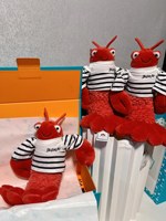 JellyCats Peluche Homard Marin 28 cm, Adorable Animal Marin Rouge, Poupée en Peluche Douce avec Tenue Marine, Idéal pour Cadeaux d'Anniversaire