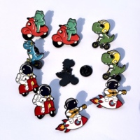 Prix de gros usine Épingles et badges de revers en émail métallique, motifs originaux, amusants et mignons de dessins animés (astronaute, grenouille, dinosaure, cycliste)