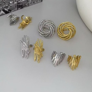 แหวนแฟชั่นดีไซน์เก๋ แหวนพันหลายชั้น แหวนซ้อน แหวนลายเกลียว แหวนปรับขนาดได้สำหรับผู้หญิง - Product Image 3