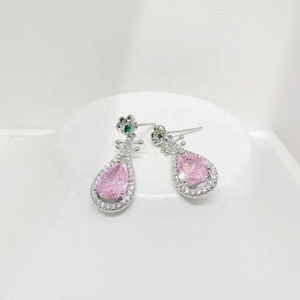 Boucles d'oreilles clous élégantes pour femme, en laiton personnalisé, motif goutte d'eau, zircon cubique coloré, pierres roses et bleues, fleur carrée, pour fêtes et mariages - Product Image 1