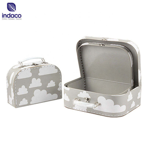 Nueva maleta de papel de cuero marrón de alta calidad con diseño personalizado para empaque de regalos infantiles. - Product Image 4