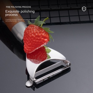 Ensemble d'outils modernes et simples pour fruits et légumes en acier inoxydable 304 avec manche en bois, comprenant un éplucheur, un <span class=keywords><strong>couteau</strong></span>, un outil à éplucher en spirale, un outil à éplucher les fruits, un outil à creuser les fruits, un <span class=keywords><strong>couteau</strong></span> à crevettes - Product Image 1