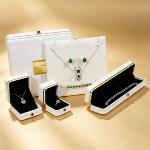 Estuche de Joyería de Cuero PU con Detalles en Dorado, Caja de Regalo para Joyas con Logotipo Personalizado para Collares, Anillos y Pendientes - Product Image 6