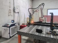 Bras de robot de soudage laser 6 axes, moteur, charge utile 10 kg, source de fibre haute puissance, capteurs de suivi de précision, portée 1400 mm, 0,05 mm