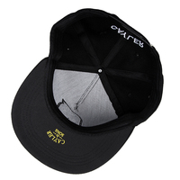 Gorra de Béisbol Moderna de Dos Tonos con Visera Plana, Cierre a Presión, Bordado y Malla Ajustable para Hombre