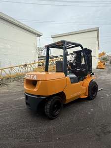 Chariot élévateur TCM d'occasion japonais à faible nombre d'heures de fonctionnement, Toyota FD50, 5 tonnes, moteur diesel avec déplaceur latéral et mât à 3 sections, pour la vente au détail - Product Image 3