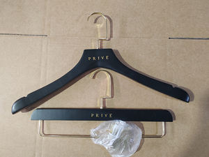 Cintres en bois de luxe naturels, accessoires dorés de <span class=keywords><strong>boutique</strong></span>, cintres en bois blancs personnalisés pour vêtements, cintres pour manteaux pour magasin - Product Image 6