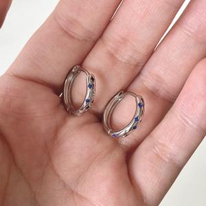 Pendientes de Aro Finos de Plata de Ley S925 con Diseño de Nicho, Dulces y Elegantes, con Cuatro Estrellas Azules, para Uso Diario, para Mujer - Product Image 3