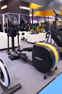 Équipement de fitness commercial et de studio : Appareil <span class=keywords><strong>elliptique</strong></span> silencieux et robuste pour la gym, machine Spacewalk - Product Image 3