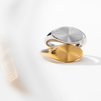 YF6229 Anlauffreier Schmuck Wasserdichter 18K Gold PVD Edelstahl Sonnenstrahlen-Gravur Ovaler Siegelring für Damen