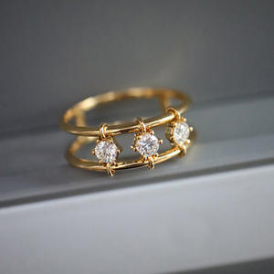 Anello di Fidanzamento T0975 con Tre Diamanti, Anello da Donna con Diamante Naturale Rotondo, Montatura a Griffe, Anelli alla Moda - Product Image 2