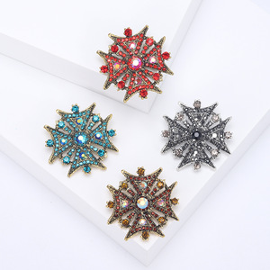 Broche de Estrella y Cruz con Pedrería, Metal Calado y Centro Facetado para Solapas y Bufandas de Mujer, 43x42mm, 4 Colores - Product Image 1