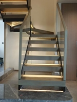 Escalier droit moderne d'intérieur à double poutre latérale avec garde-corps en verre trempé, acier galvanisé, marbre, métal, granit