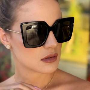 Vente en gros de lunettes de soleil surdimensionnées personnalisées vintage de luxe à fleurs imprimées, lunettes de soleil carrées grandes UV400 pour femmes - Product Image 1