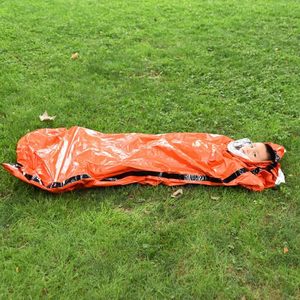 <span class=keywords><strong>Sac</strong></span> <span class=keywords><strong>de</strong></span> <span class=keywords><strong>couchage</strong></span> d'urgence <span class=keywords><strong>ultra</strong></span> imperméable en Mylar, couverture thermique légère, équipement <span class=keywords><strong>de</strong></span> survie pour garder au chaud lors du camping, <span class=keywords><strong>de</strong></span> la randonnée et des activités <span class=keywords><strong>de</strong></span> plein air - Product Image 4