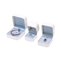 Boîte d'emballage de bijoux de luxe en cuir PU carré haut de gamme avec logo personnalisé pour collier, bracelet, boucles d'oreilles, bague