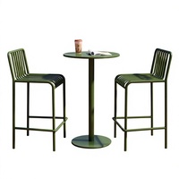 Ensemble table haute et chaises en métal de style nordique pour usage extérieur dans les villas, cours, parcs, cafés et salons de thé.