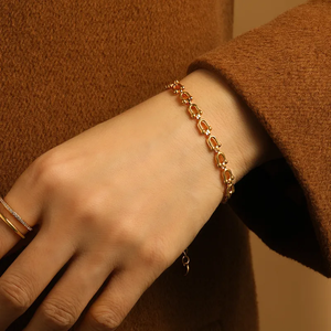 Elegante Brazalete de Acero con Doble Hebilla, Hecho de Acero con Acabado Chapado en Oro de 18K, Estilo Simple para Uso Diario y Ocasiones Formales - Product Image 6