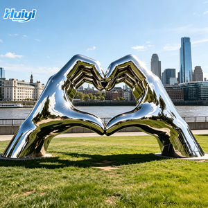 Sculpture personnalisée moderne en acier inoxydable poli en forme de mains en cœur, pour projets d'art public - Product Image 1