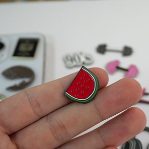 Kustom terukir Die Cast paduan perunggu lembut Enamel Desain Mode Koleksi Pin kustom Logo untuk telepon stiker dekorasi rumah - Product Image 5