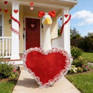 Trajes para el porche: Disfraz de corazón de San Valentín con sombrero de lazo, ropa para estatuas de gansos de jardín, decoración para patio y jardín. - Product Image 1