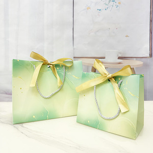 Bolsa de Papel para Ropa, Bolsa de Cartón Blanca de Alta Calidad, con Logotipo Personalizado, Lazo Autoadhesivo, Bolsa con Lazo - Product Image 2