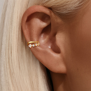 Pendiente de Oreja Minimalista y Elegante de Plata S925 con Estrella de Ocho Puntas y Flor de Cuatro Pétalos con Circonita 5A, Diseño sin Perforación - Product Image 6