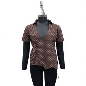 เสื้อเชิ้ตผู้หญิงลายจุด คอวี แขนสั้น ติดกระดุมด้านหน้า ดีไซน์ไม่สมมาตร เสื้อลำลองสำหรับฤดูร้อน - Product Image 1