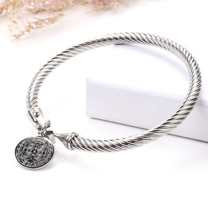 Bracelet en acier inoxydable torsadé avec fermoir en forme de U |   Bracelet avec pendentif médaillon Saint Benoît plaqué or 18 carats PVD - Product Image 2