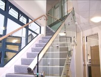 Main courante d'escalier en verre d'acier inoxydable de Offre Spéciale conception de gril d'acier inoxydable pour la balustrade d'escalier d'or en métal de balcon