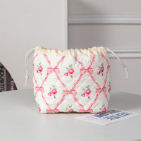 Tas Kosmetik Estetis Bermotif Bunga dengan Tali Serut, Portabel untuk Perjalanan Wanita, Tempat Penyimpanan Perlengkapan Mandi dan Makeup Sehari-hari