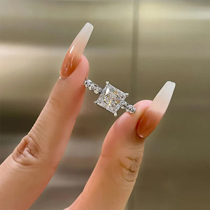 Anello di Fidanzamento di Lusso con Zircone Quadrato per Donne, Gioiello Scintillante per Anniversario - Product Image 2